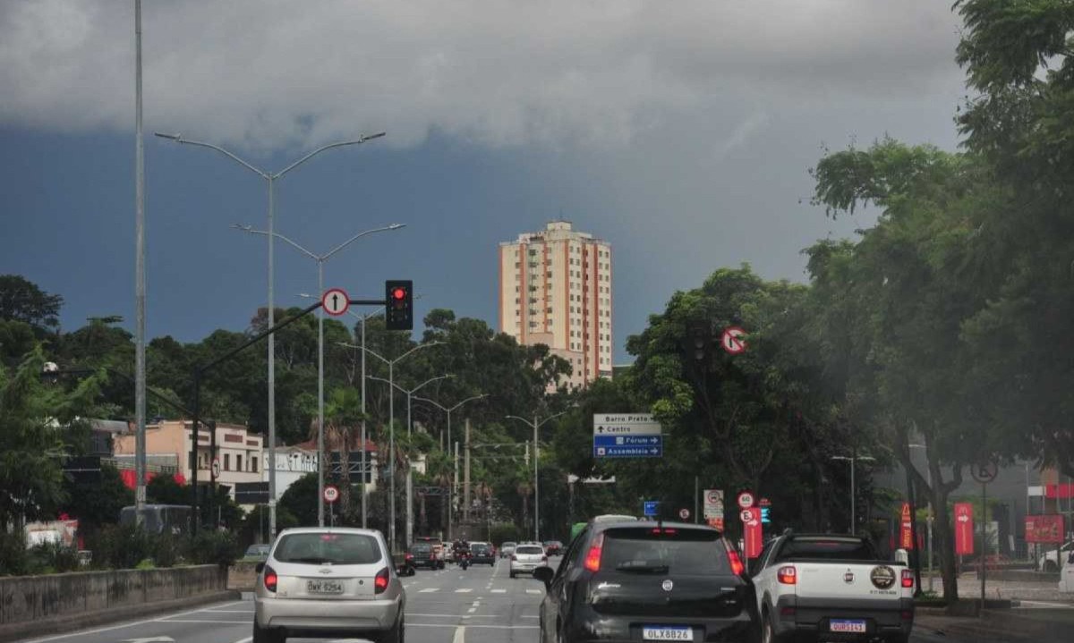 BH está sob alerta da Defesa Civil para pancadas de chuva -  (crédito: Alexandre Guzanshe/EM/D.A. Press)