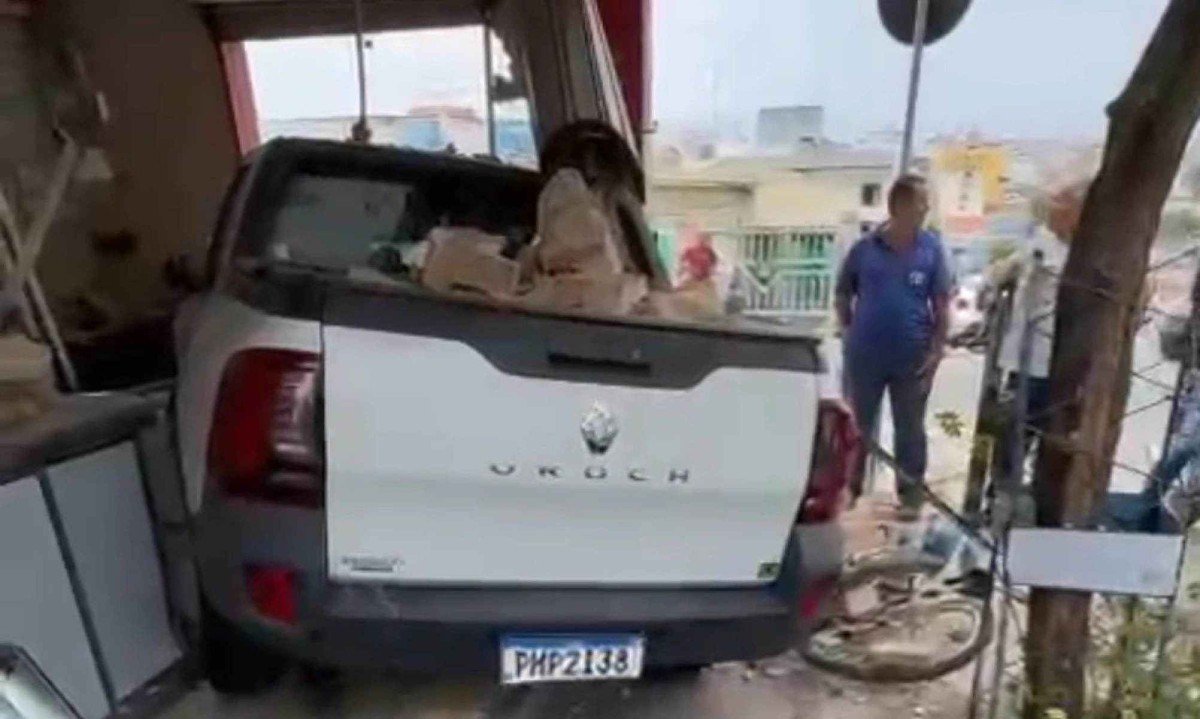 Caminhonete invade loja após idosa sofre mal súbito ao dirigir -  (crédito: ReproduÃ§Ã£o Redes Sociais)