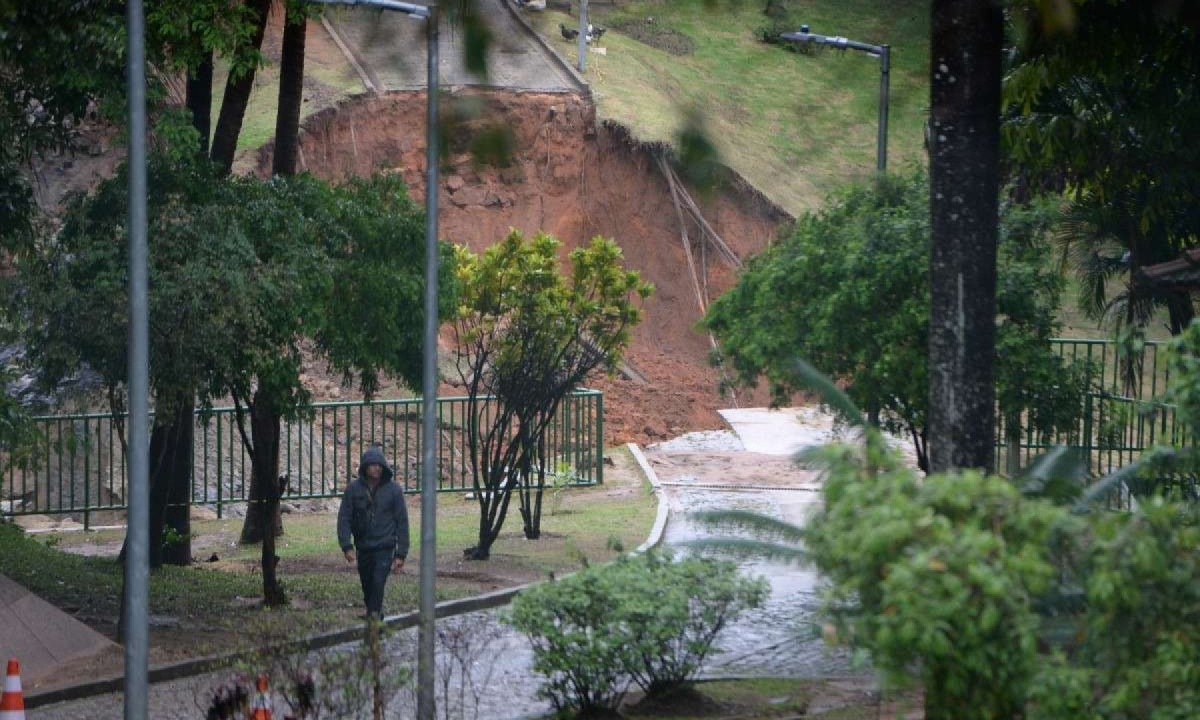 Rompimento da Lagoa do Nado, em BH, em dia de fortes chuvas
       -  (crédito: Tulio Santos/EM/D.A.Press)