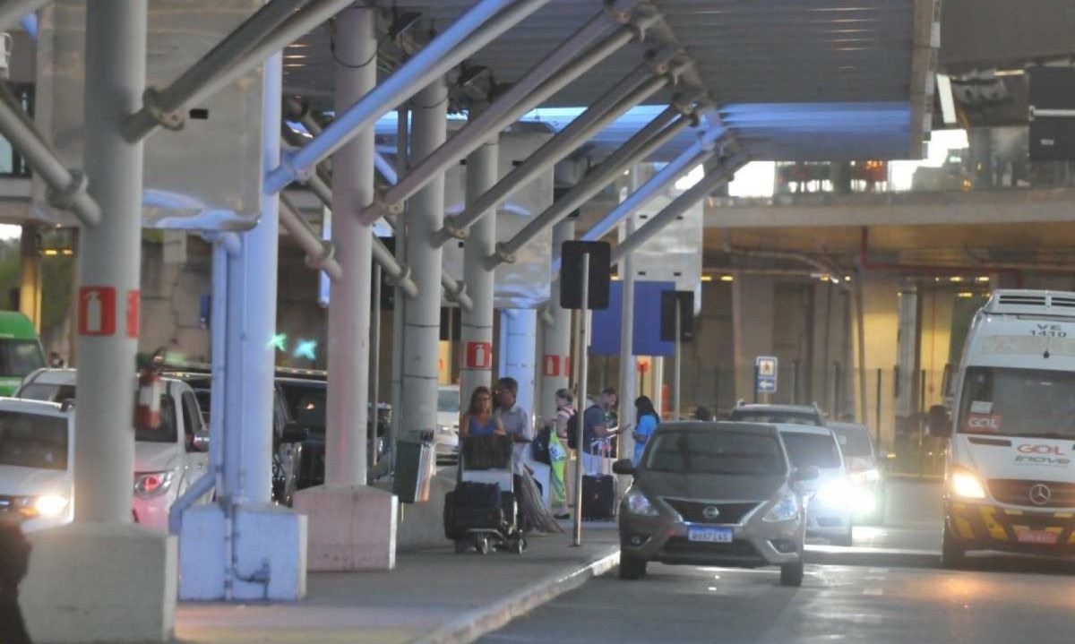 Pelo menos tr&ecirc;s voos que sairiam de BH (foto) com destino a S&atilde;o Paulo foram cancelados em raz&atilde;o da chuva -  (crédito: Alexandre Guzanshe/EM/D.A. Press)