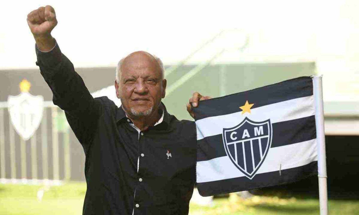 Reinaldo, Ã­dolo da torcida atleticana, com o punho cerrado, sÃ­mbolo da luta contra as ditaduras e a opressÃ£o -  (crédito: Leandro Couri/EM/D.A Press)