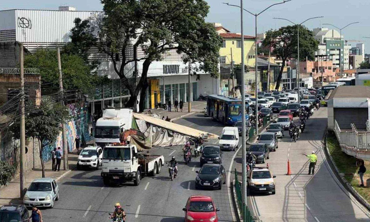 Acidente complica tr&acirc;nsito na Avenida Cristiano Machado -  (crédito: Edesio Ferreira/EM/D.A Press)
