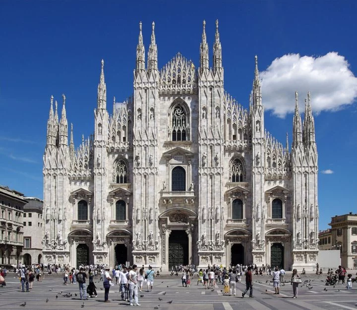 Já a Catedral de Milão (Milão, Itália) é um dos maiores exemplos da arquitetura gótica na Itália e uma das catedrais mais impressionantes da Europa. As gárgulas, esculpidas com extrema habilidade, podem ser vistas nas torres da catedral.