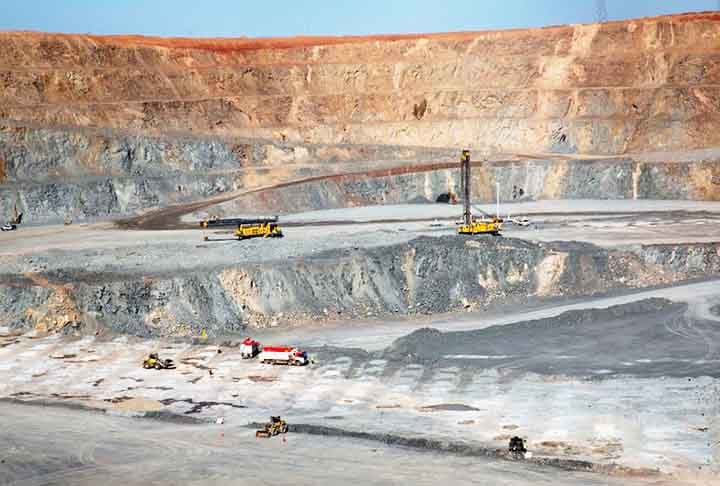 A produção anual da mina é significativa, com capacidade para produzir centenas de milhares de toneladas de cobre e uma quantidade substancial de ouro. 