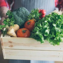 Horta caseira: saiba como plantar alface, alho e morango em casa - Milan_Jovic de Getty Images Signature