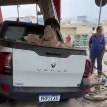 Idosa sofre mal súbito, perde controle do carro e invade loja - ReproduÃ§Ã£o Redes Sociais