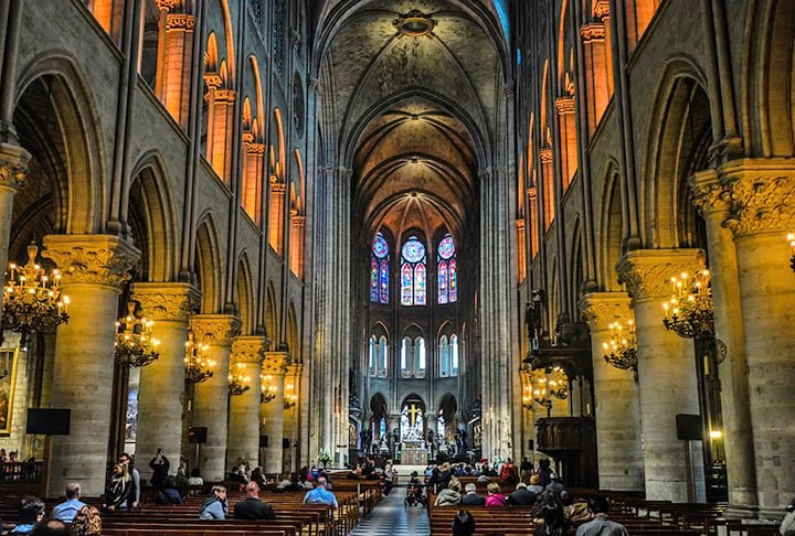 ConstruÃ­da entre os sÃ©culos XII e XIV, a catedral Ã© famosa por suas impressionantes fachadas, arcos e vitrais, que fazem dela uma das maiores realizaÃ§Ãµes da arquitetura medieval.