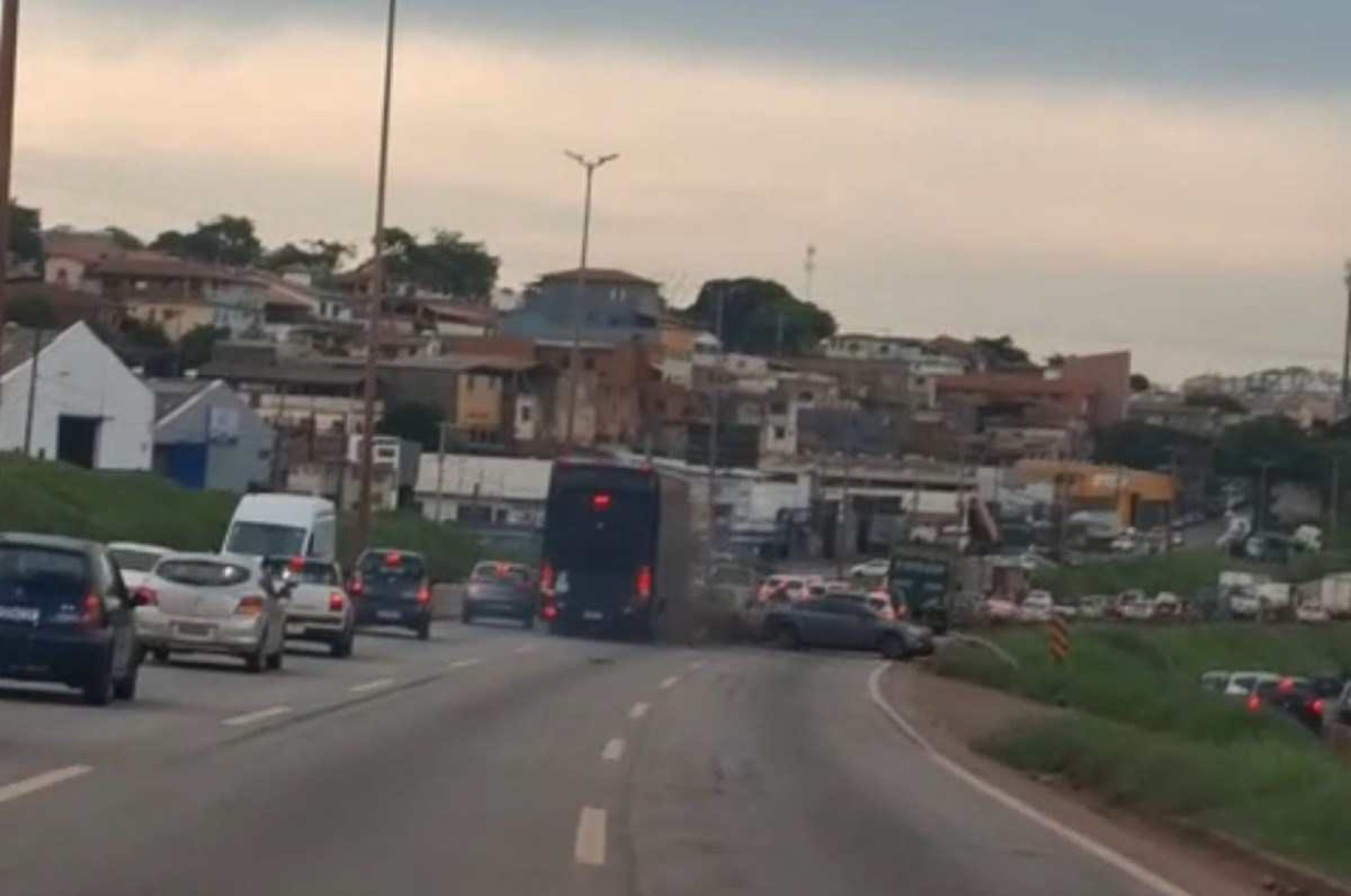 Carreta estraga perto do acidente no Anel e atrapalha ainda mais o trânsito