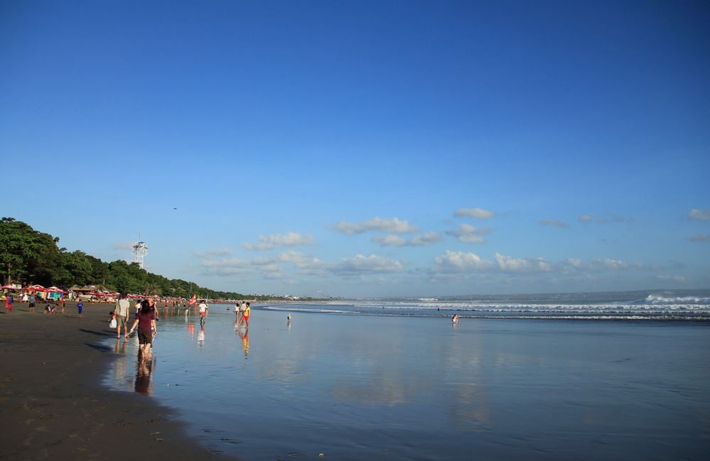 Bali é uma ilha da Indonésia muito procurada pelos turistas. Tem montanhas vulcânicas, florestas, arrozais, praias e recifes de coral. Tudo muito exuberante. 