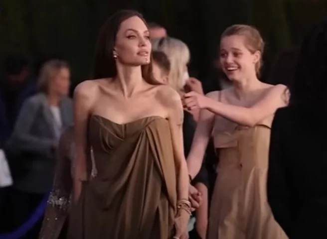 Em junho de 2024, Shiloh Jolie-Pitt, filha dos atores, entrou na justiça pedindo para remover o sobrenome do pai. Ela quer manter apenas o Jolie, da mãe (com ela na imagem). Na prática, Shiloh já vem usando apenas o sobrenome materno, mas agora quer oficializar a medida. 