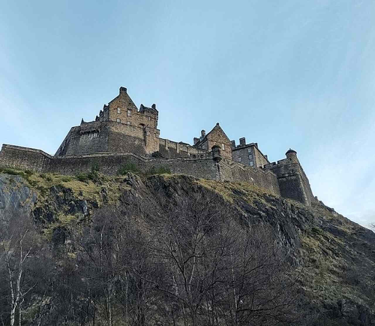 O Castelo de Edimburgo (Edimburgo, Escócia), uma das principais fortalezas medievais da Escócia, também apresenta algumas gárgulas, especialmente em sua arquitetura mais antiga.