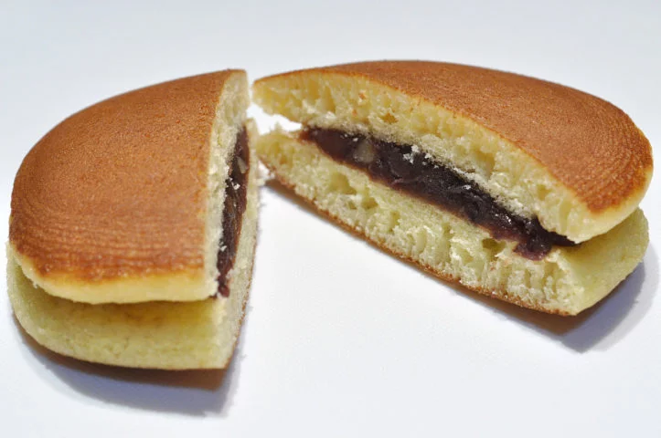 Dorayaki: Panqueca recheada com pasta de feijão vermelho. Um doce popular japonês, leve e saboroso.