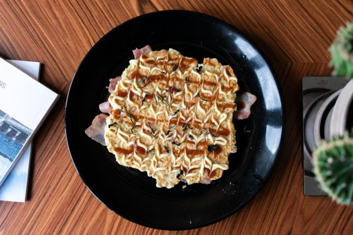 Okonomiyaki: Uma espécie de panqueca japonesa feita com uma massa de farinha e água, combinada com repolho e outros ingredientes, como carne, frutos do mar ou queijo. É cozida em uma chapa e geralmente servida com molho okonomiyaki, maionese e flocos de bonito seco.