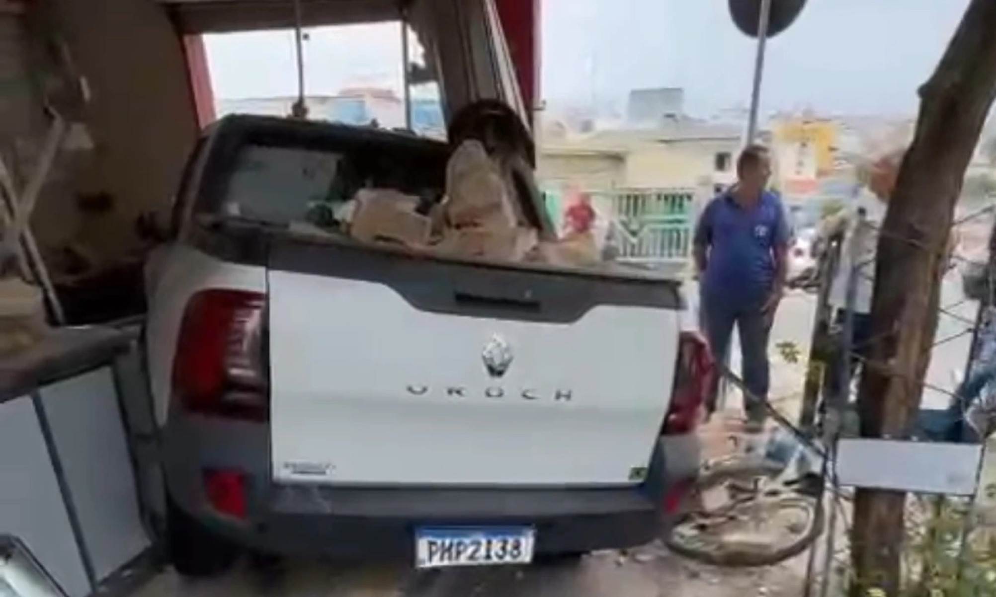 Idosa sofre mal súbito, perde controle do carro e invade loja