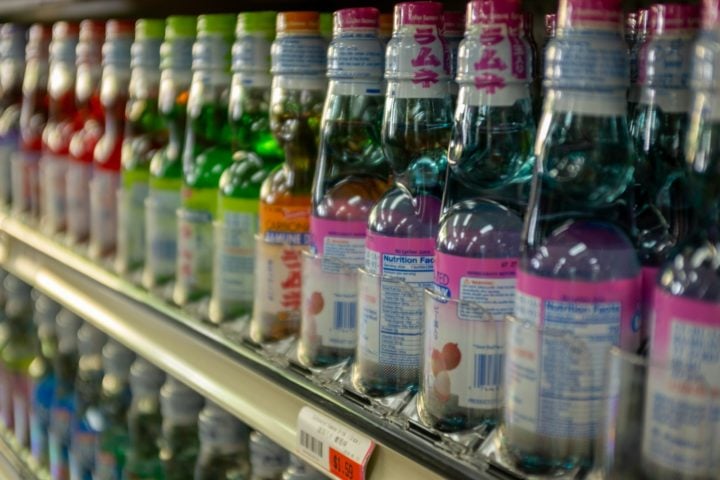 Ramune: Refrigerante japonês com sabor cítrico. Uma bebida refrescante e popular no Japão.