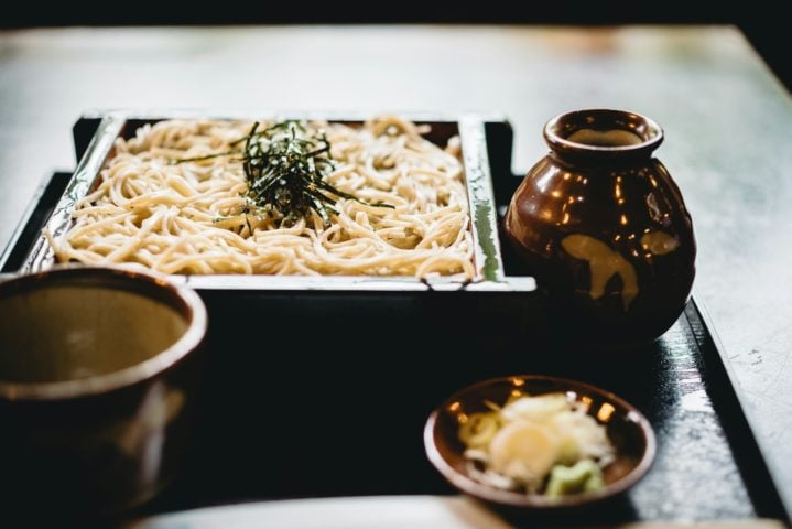 Udon e Soba: Udon são macarrões grossos feitos de trigo, servidos quentes ou frios com caldo e vários acompanhamentos. Soba são macarrões finos feitos de trigo sarraceno, também servidos quentes ou frios, muitas vezes com um molho de soja para mergulhar.