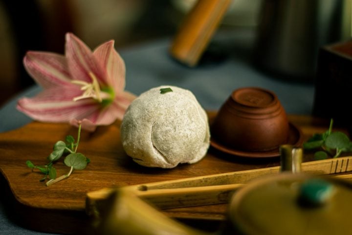 Mochi: Bolinho de arroz glutinoso recheado com diversos sabores, como feijão vermelho, gergelim ou chocolate. Um doce tradicional japonês, macio e saboroso.