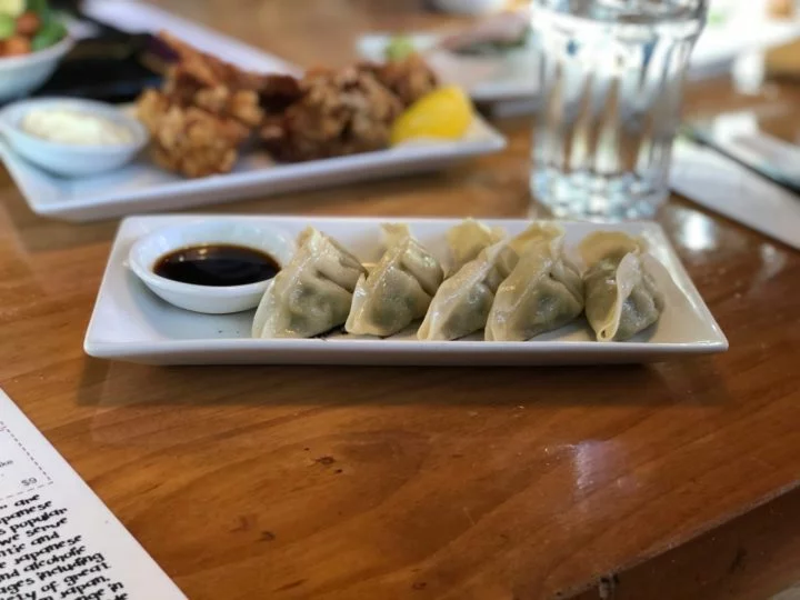 Gyoza: Pastéis japoneses recheados com carne moída e legumes, temperados com alho, gengibre e molho de soja. São cozidos no vapor e depois fritos até ficarem crocantes.