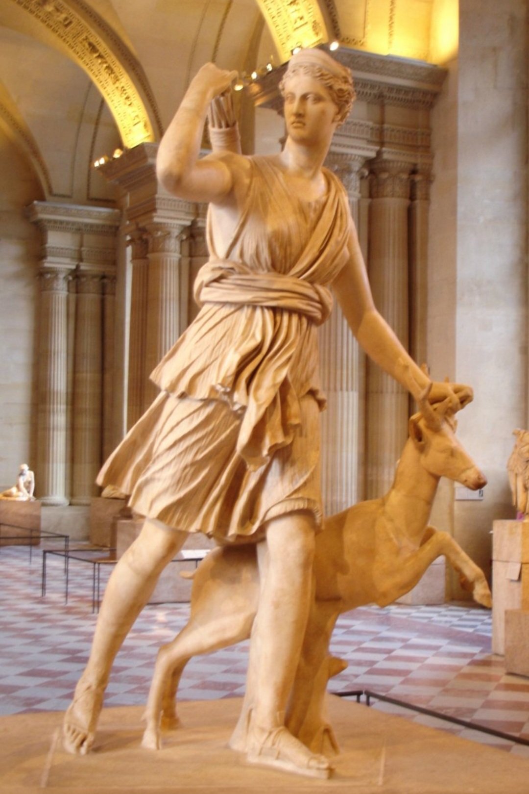 Nas Mitologias Grega e Romana,  a deusa da caça e dos animais selvagens Ártemis (grega) ou Diana (romana) é representada ao lado de um cervo. 