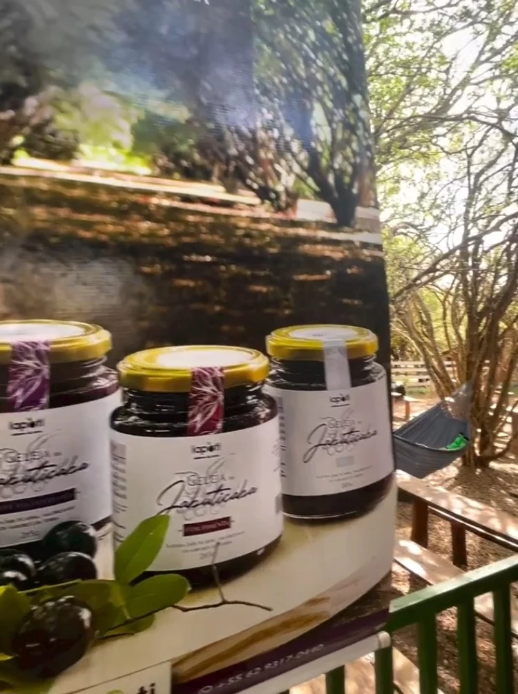 A fazenda é uma das maiores produtoras de Jabuticaba do Brasil e do mundo, com mais de 42 mil pés. Por lá, o fruto se transforma em diversos produtos industrializados, um deles as geleias.