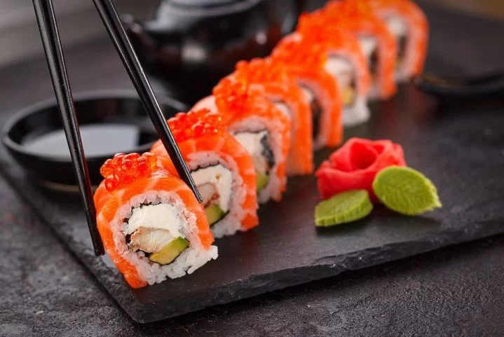 Sushi: Bolinho de arroz temperado com vinagre e recheado com peixe cru, frutos do mar ou outros ingredientes. Pode ser enrolado em alga marinha (maki) ou moldado à mão (niguiri).