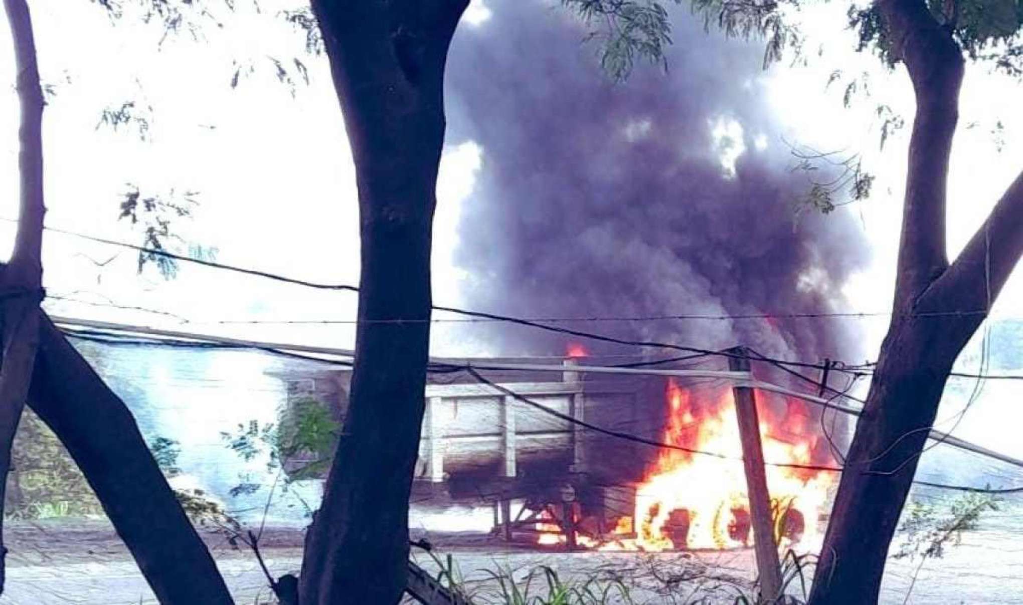 Incêndio em carreta complica trânsito na BR-381