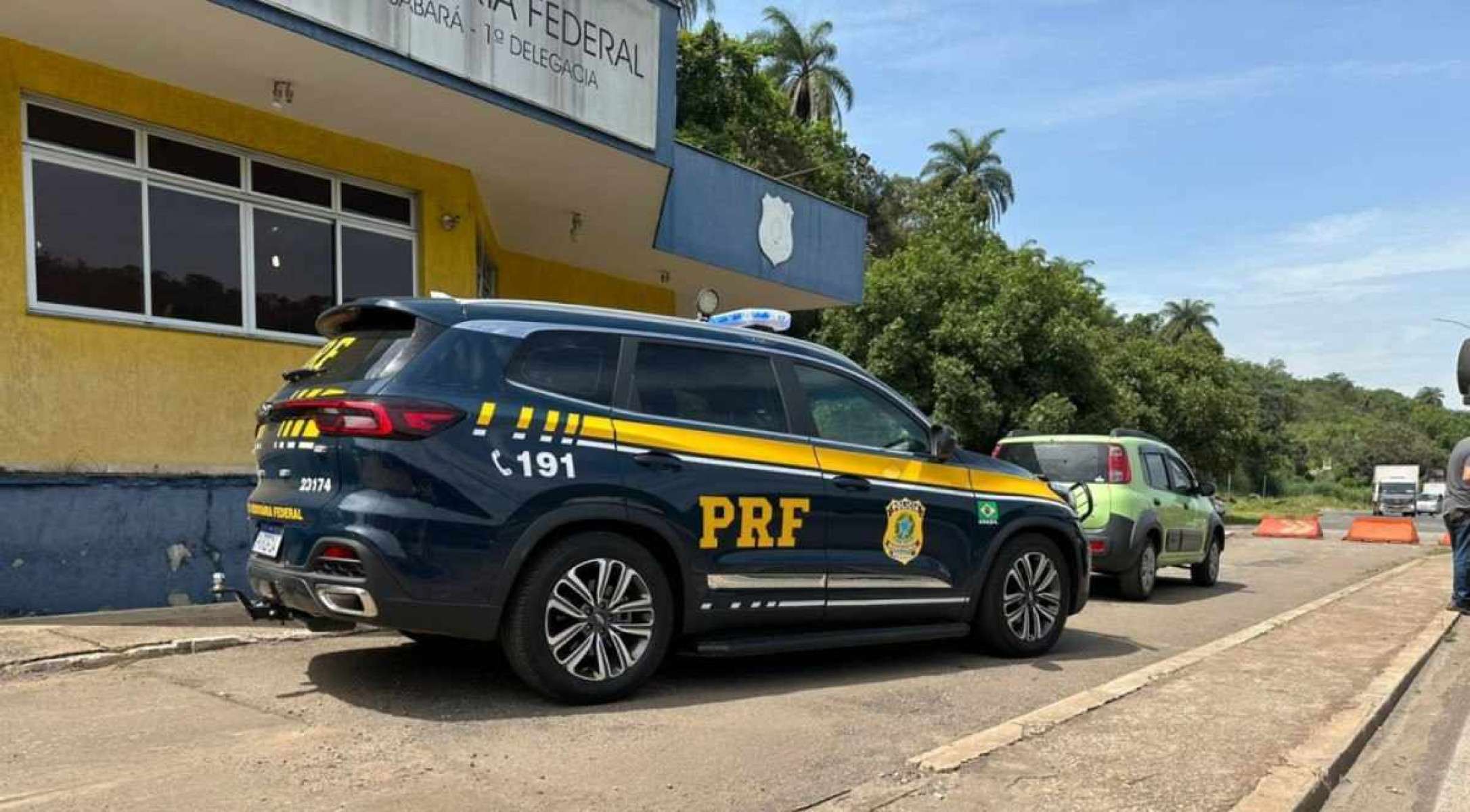 Jovem salta de carro em movimento na BR-381 para fugir do ex-namorado
