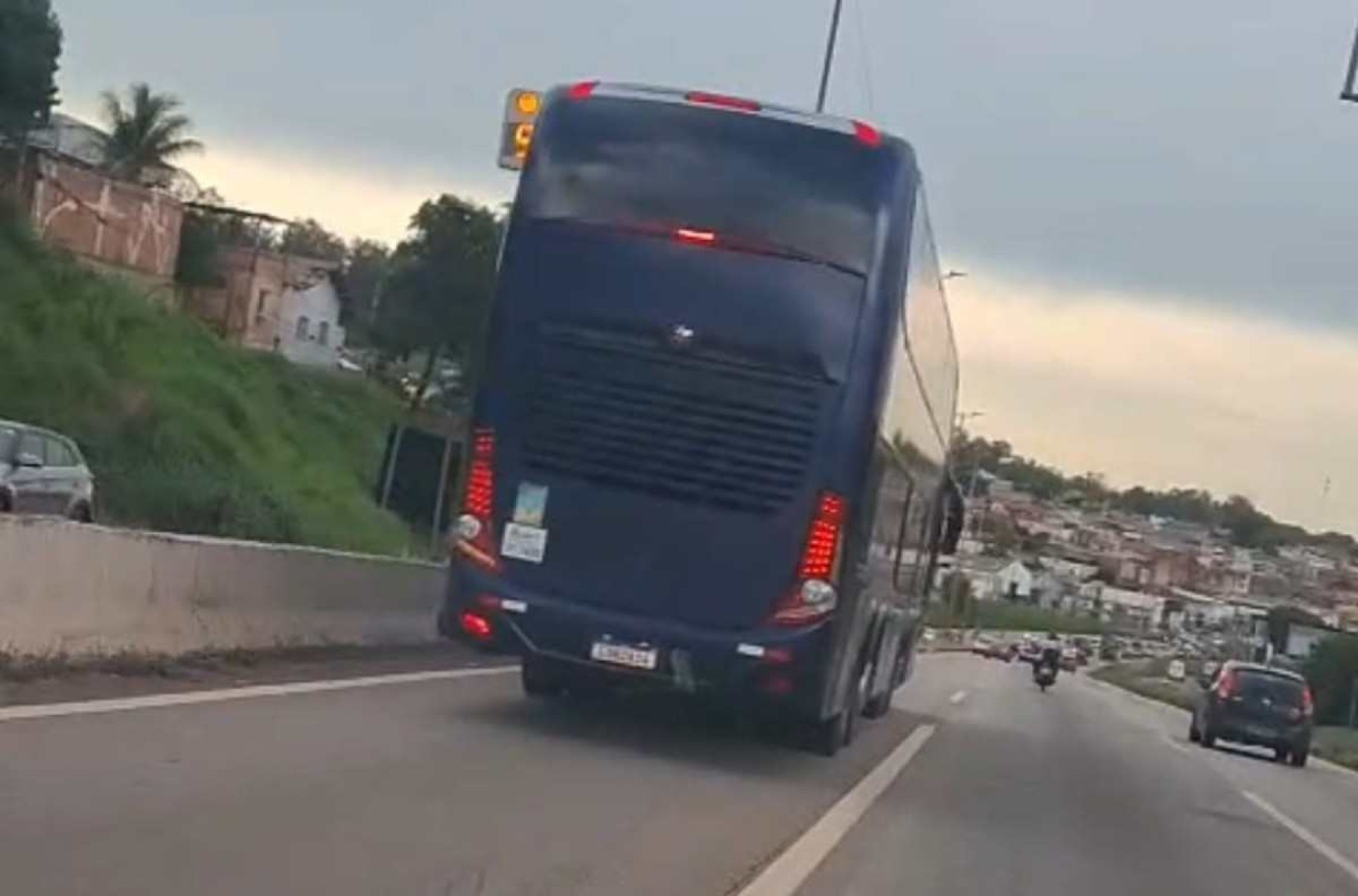 Anel Rodoviário: motorista de ônibus buzinou para avisar que perdeu o freio