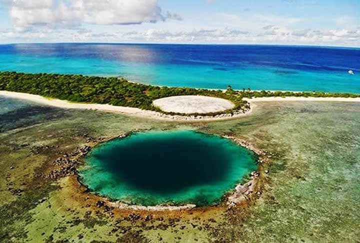 Famoso por seus testes nucleares no passado, o Atol de Bikini é um dos mais belos do mundo. Nele, a vida marinha tem mostrado uma capacidade incrível de se recuperar, tornando-se um local singular para mergulho com relíquias subaquáticas únicas.