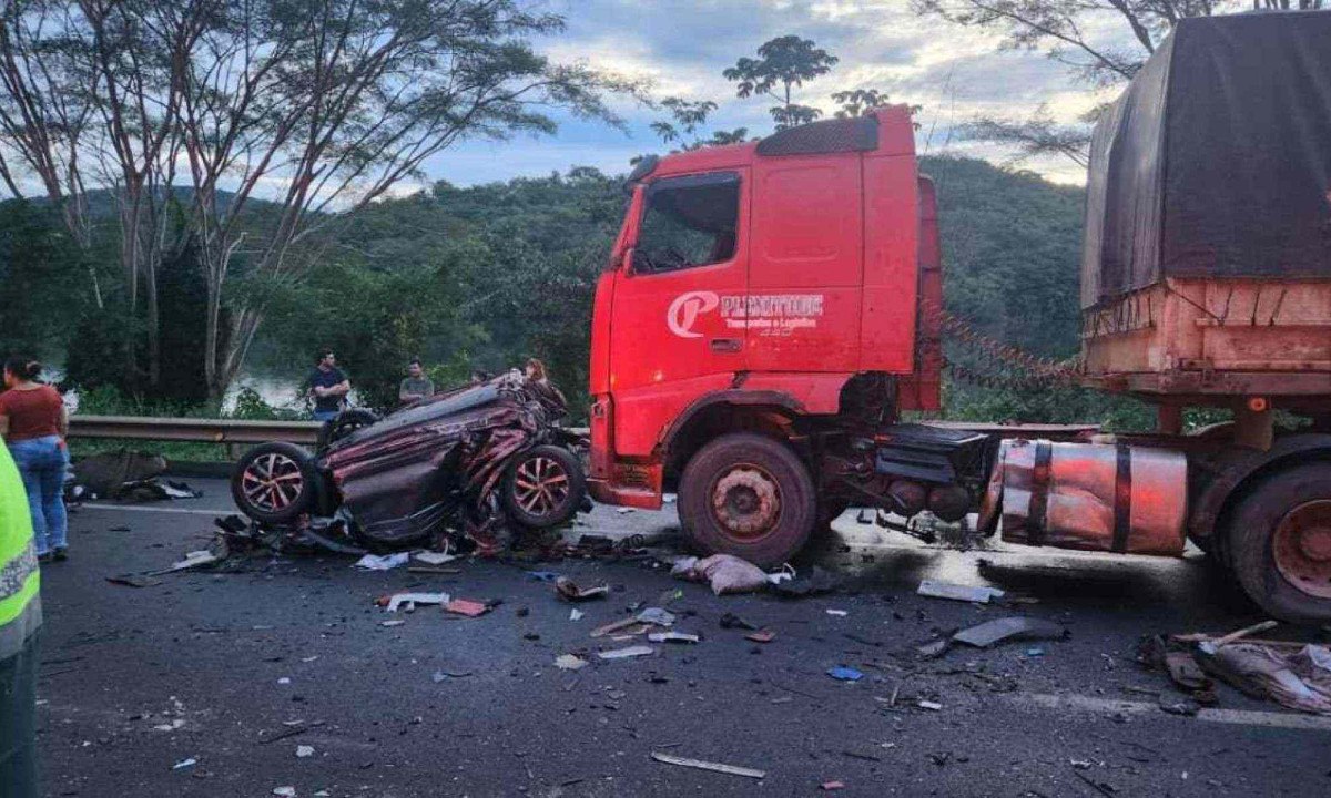 Carreta colidiu contra carro de passeio, matou motorista e arrastou outros oito veículos -  (crédito: Sala de Imprensa/CBMMG)