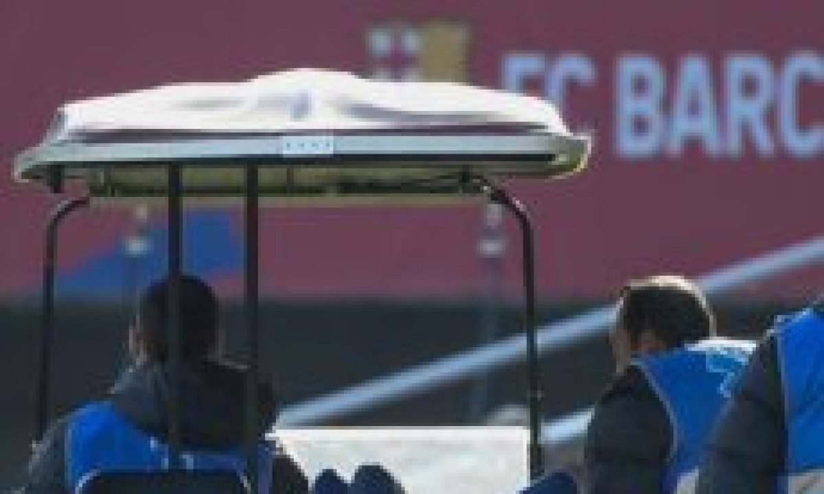  Barcelona's Spanish defender #03 Alex Balde is taken away on a stretcher after sustaining an injury during the Spanish league football match between FC Barcelona and UD Las Palmas at the Estadi Olimpic Lluis Companys in Barcelona on November 30, 2024. (Photo by Josep LAGO / AFP)
       -  (crédito:  AFP)