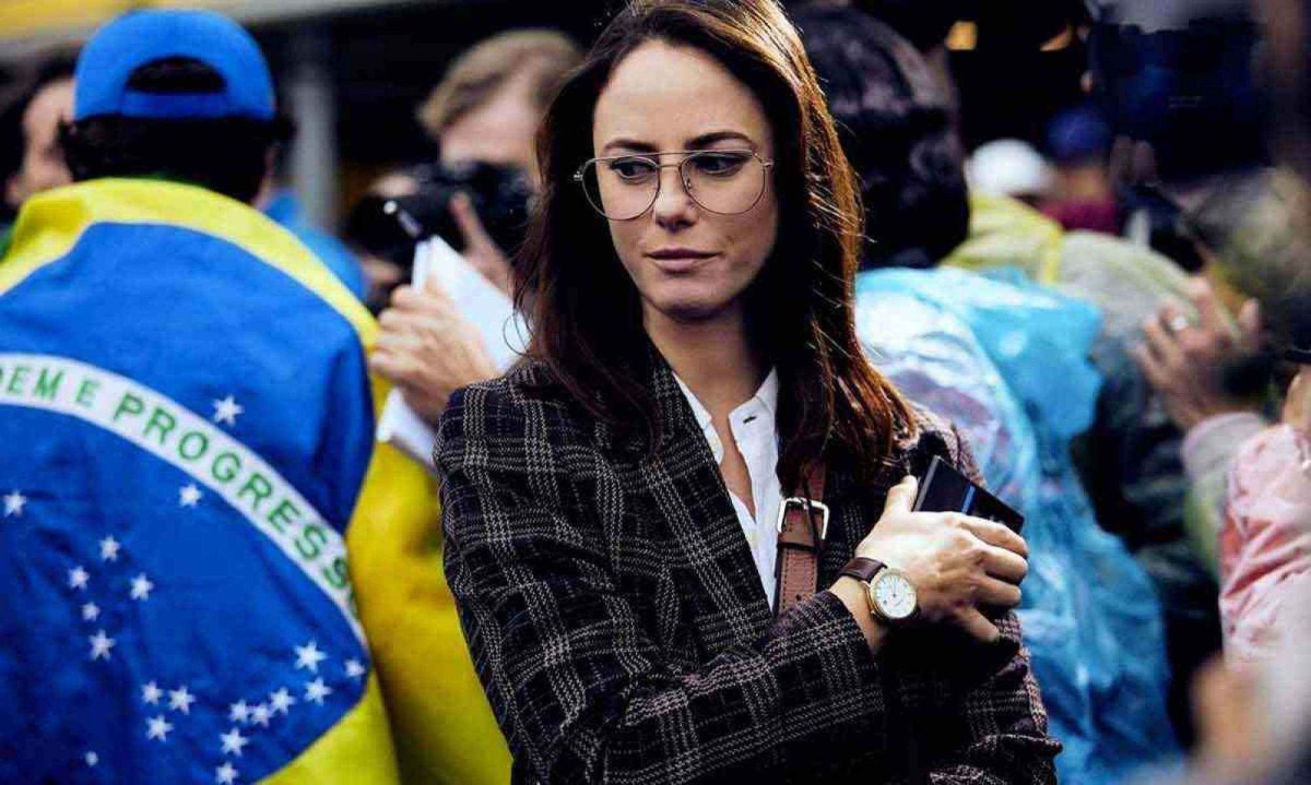 Para interpretar a repórter Laura Harrison, atriz Kaya Scodelario fez pesquisas a respeito das jornalistas que cobriam a Fórmula 1 nos anos 1990 -  (crédito: Netflix/reprodução)