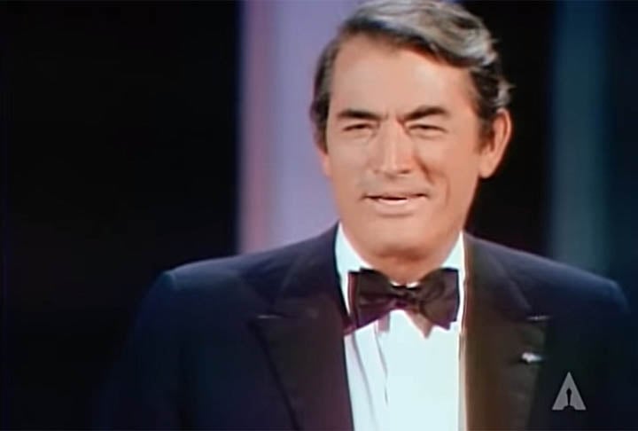 Gregory Peck era um daqueles atores cuja voz marcante, elegância e autenticidade parecem hoje um segredo que morreu com a grande era clássica do cinema. Ele protagonizou diversas adaptações cinematográficas realizadas a partir de grandes obras literárias, nas quais encarnou personagens heroicas, demonstrativas de seu valor na superação de sentimentos e incertezas.