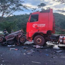 Carreta não freia a tempo, mata uma pessoa e arrasta 9 veículos em MG - Sala de Imprensa/CBMMG