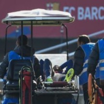 Jogador do Barcelona vomita em campo e deixa partida após pancada na traqueia -  AFP