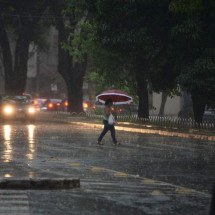 BH registra chuva forte na noite deste sábado; Defesa Civil faz alertas -  Tulio Santos/EM/D.A.Press -  24/10/2024