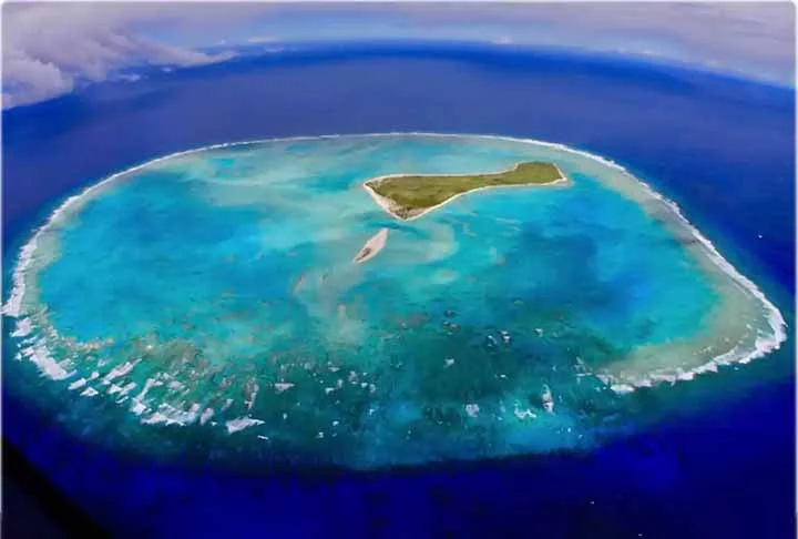 O Atol de Oeno possui praias de areia rosa, situadas a oeste da Ilha Pitcairn. É pouco visitado e tem uma lagoa azul-turquesa, com a rica vida marinha que prospera em suas águas protegidas.