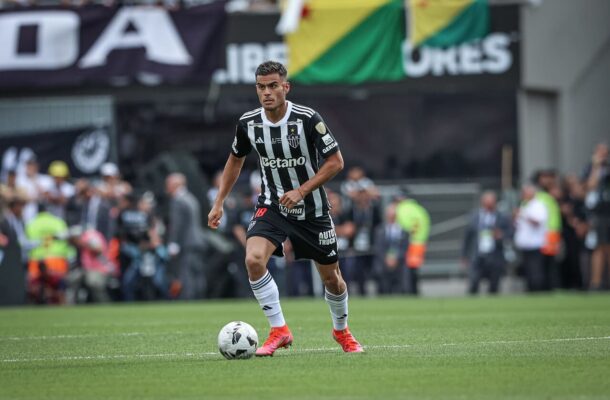 FAUSTO VERA - Levou a falta de Gregore que causou a expulsão do botafoguense com 30 segundos, mas fez um jogo tímido. Deveria se aproximar bem mais da área e apoiar os atacantes, já que tinha espaço. Como levou amarelo ainda no primeiro tempo, saiu no intervalo - NOTA 5,0 - Foto: Pedro Souza / Atlético