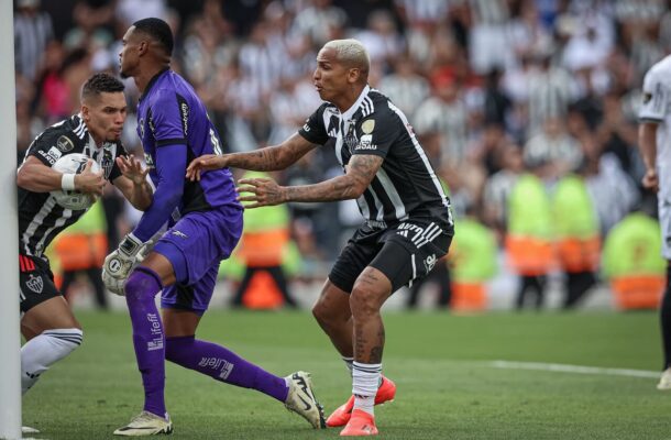 DEYVERSON - Correu muito, prendeu os zagueiros, simulou faltas e fez um primeiro tempo ineficiente. Mas cresceu na etapa final com a entrada de Vargas, com quem fez uma boa parceria na área. NOTA 6,0 - Foto: Pedro Souza / Atlético 