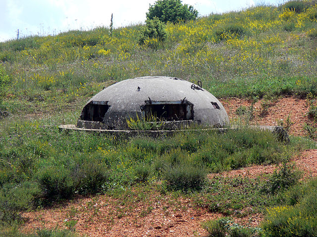 Hoxha implementou uma política de isolamento radical, com paranoia sobre possíveis invasões e a construção de mais de 170 mil bunkers no país. Esse período de opressão e pobreza deixou marcas profundas, mas também levou à criação de uma identidade nacional resistente.