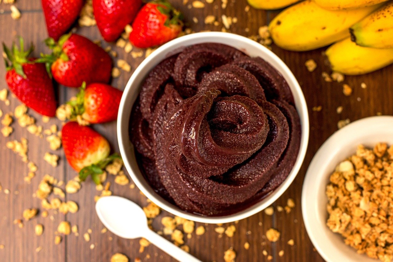 O açaí é rico em nutrientes, incluindo vitaminas, minerais, fibra, antioxidantes e uma excelente fonte de vitamina A, vitamina E e vitaminas do complexo B. Ele também contém minerais como potássio, cálcio, fósforo, magnésio, cobre e zinco.