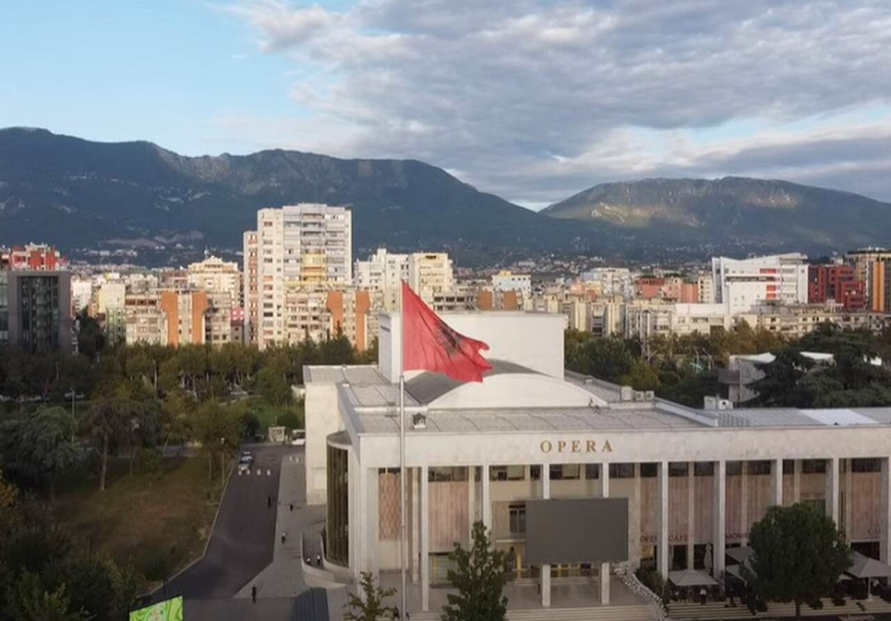 Apesar de ser uma nação pequena, a Albânia tem um grande potencial turístico, com uma mistura única de história, cultura, paisagens naturais e modernidade.