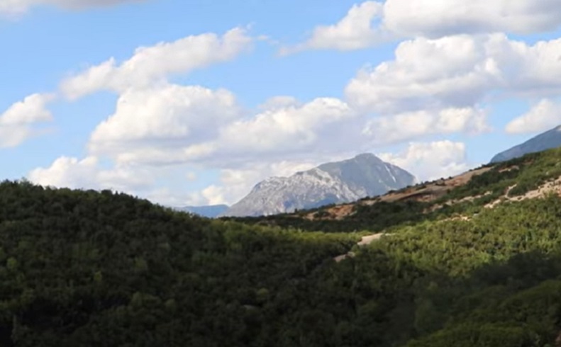 A Albânia tem 3 milhões de habitantes e uma extensão territorial de 28 mil km². Montanhosa e com paisagens espetaculares, a Albânia tem as costas banhadas pelo Mar Adriático e Jônico.