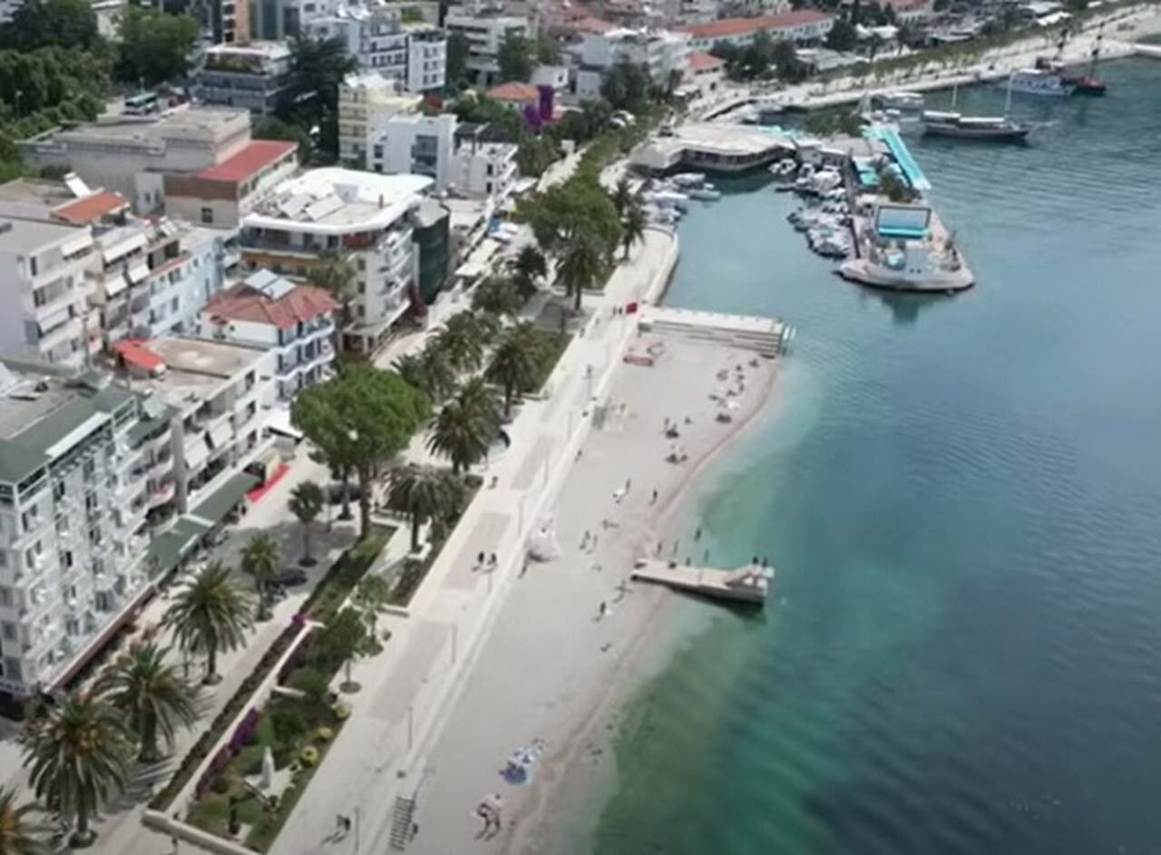 O litoral albanês é uma das principais atrações turísticas, com suas praias e águas cristalinas ao longo do Adriático e Jônico, além das montanhas que convidam para atividades ao ar livre, como caminhadas e esportes aquáticos.