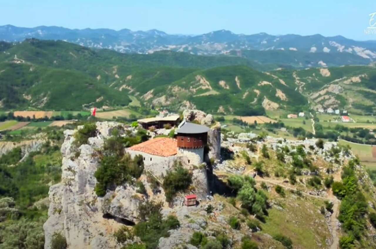 Além da capital, a Albânia oferece uma rica herança histórica, com locais como os antigos sítios ilírios e romanos, além de lindas paisagens naturais. Os albaneses são conhecidos por seu acolhimento caloroso, o que torna a visita ao país ainda mais agradável.