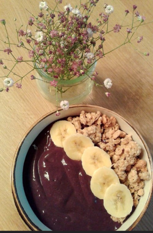 Esses nutrientes trabalham juntos no corpo para cumprir diversas funções, como a saúde do coração e do cérebro e o fortalecimento do sistema imunológico. O açaí combina bem com outras frutas, como banana, compondo sobremesas nutritivas e saborosas.