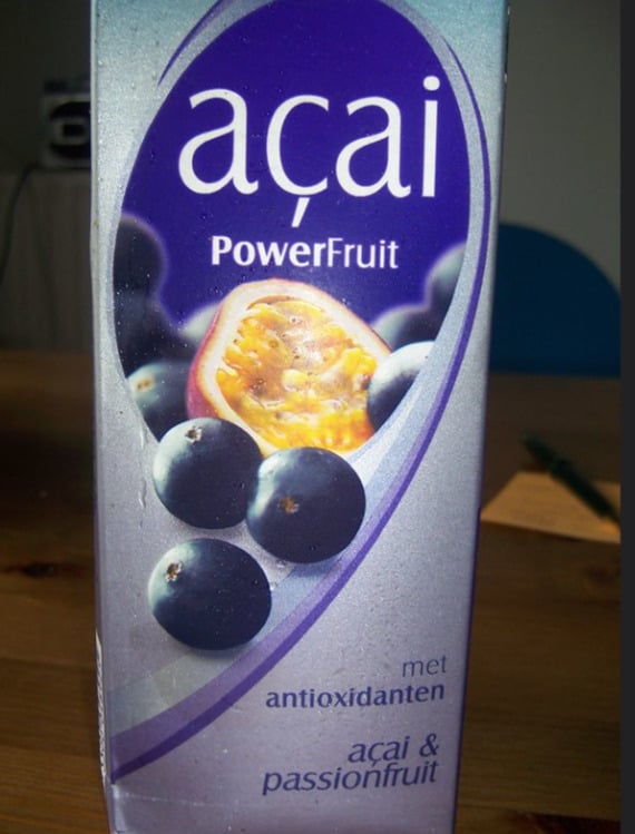 Além disso, o açaí é uma excelente fonte de fibras, que podem ajudar a manter os níveis de energia estáveis, pois promovem uma liberação lenta e constante de glucose na corrente sanguínea.