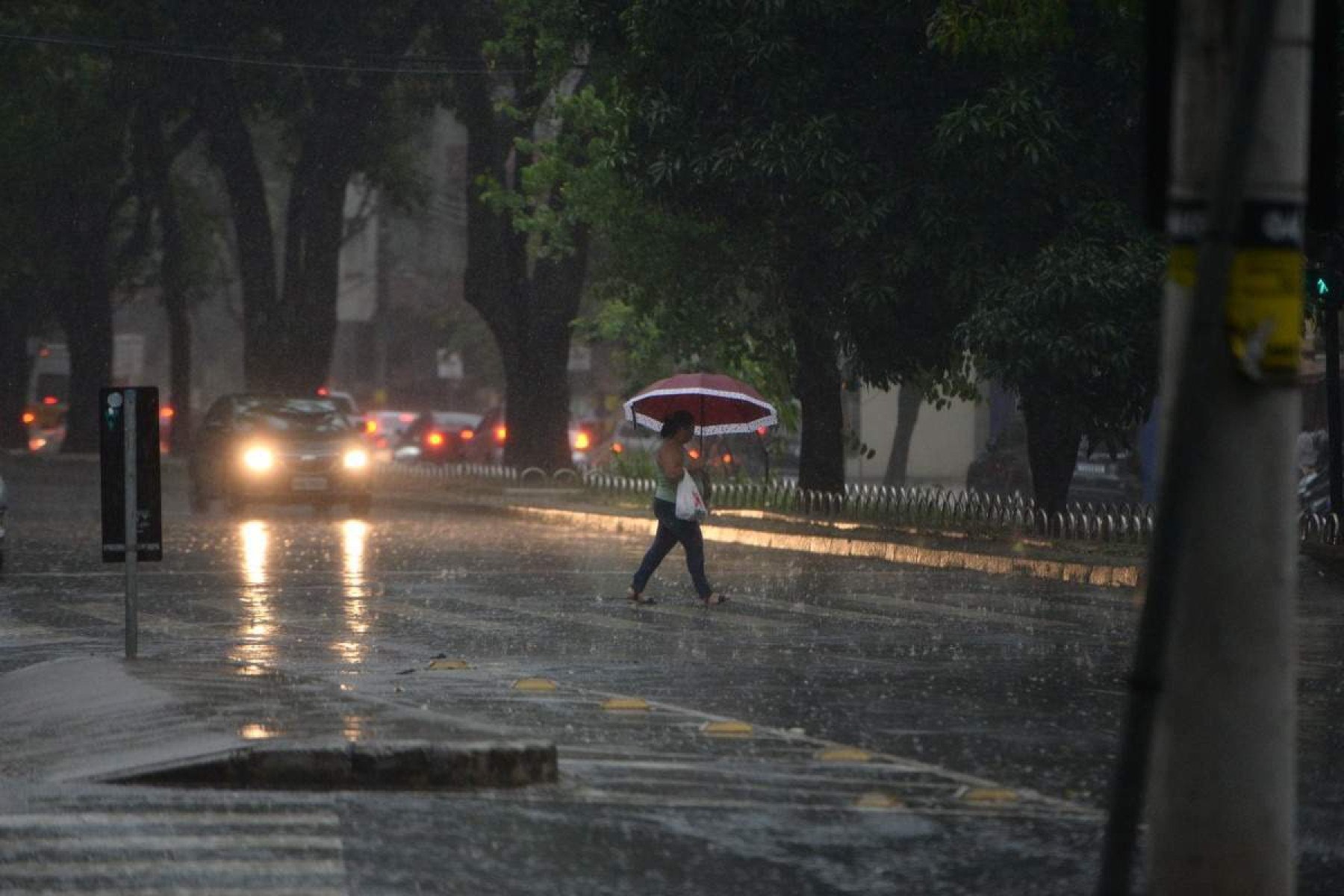 BH registra chuva forte na noite deste sábado; Defesa Civil faz alertas