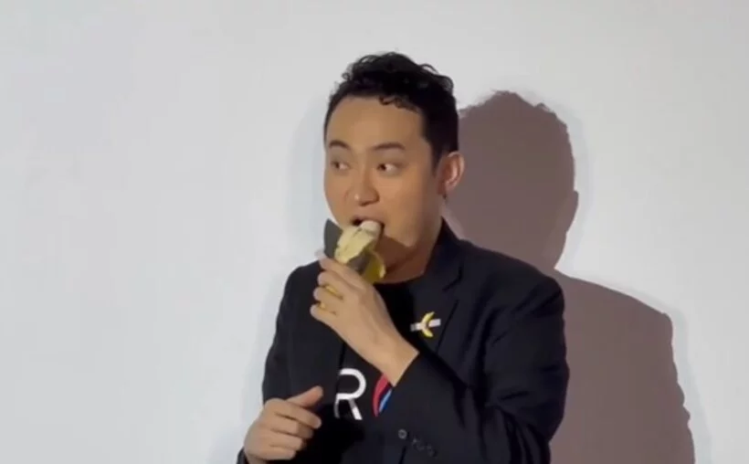 Uma semana depois, Sun reuniu jornalistas em um hotel de Hong Kong para cumprir a promessa de saborear a banana. Diante dos profissionais da imprensa, ele mordeu a fruta e elogiou: “Ela é muito melhor do que outras bananas. É realmente muito boa”. 
