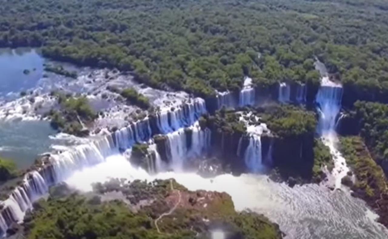 Foz do IguaÃ§u, alÃ©m de ser um ponto de convergÃªncia entre diferentes culturas, tambÃ©m Ã© um polo de intercÃ¢mbio comercial e econÃŽmico, recebendo turistas de todo o mundo, muitos deles vindos diretamente da Argentina.